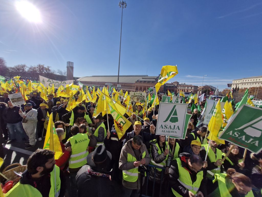 Cinco mil agricultores convocados por COAG y ASAJA se concentran ante el Ministerio de Agricultura contra Mercosur y los acuerdos internacionales que arruinan el campo