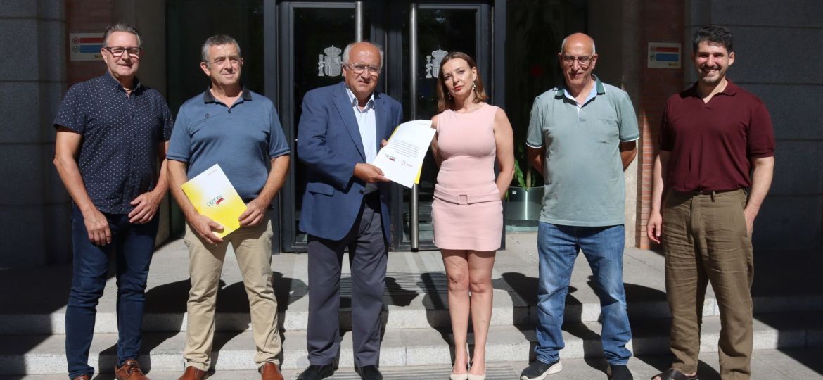 Foto_COAG-UATAE-Entrega-documento-2