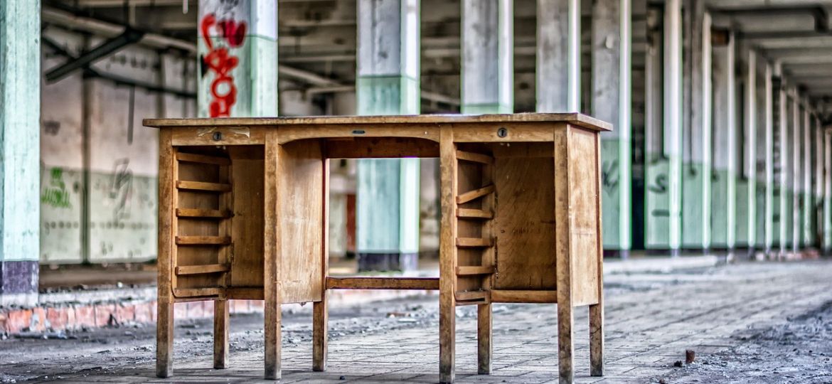 mesa despacho abandonado y en ruina