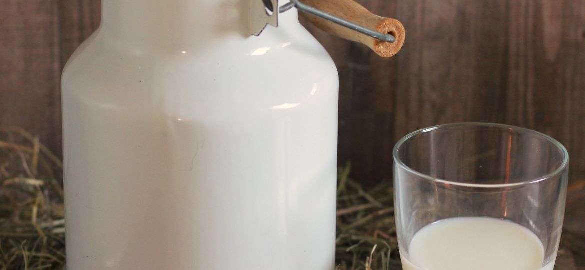 Una lechera y un vaso deleche