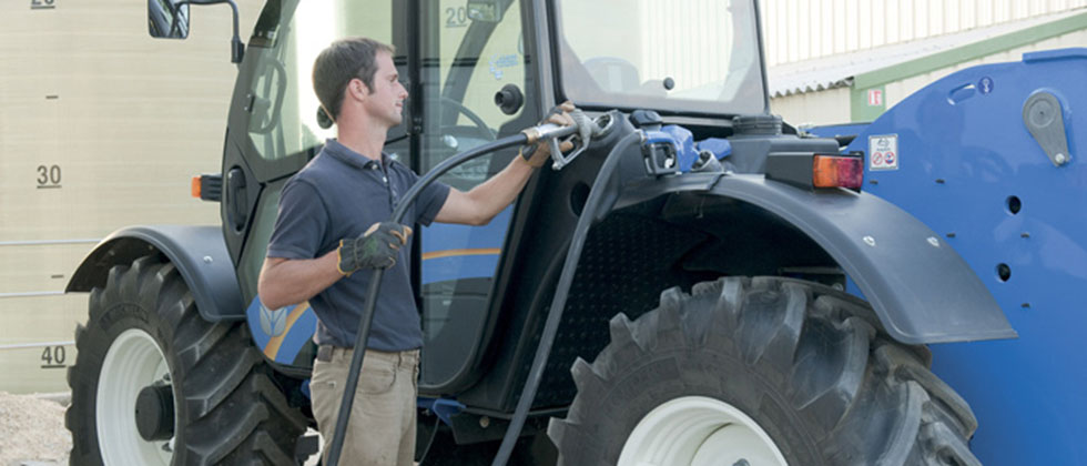 tractor repostando gasóleo