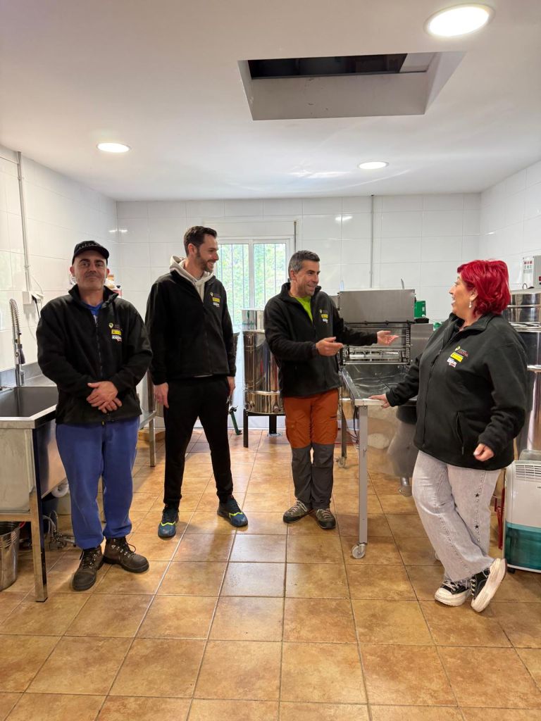 ESTANCIA FORMATIVA EN EXPLOTACIÓN APÍCOLA ECOLÓGICA DE FÉLIX J. GONZÁLEZ EN VEGA DE ESPINAREDA (LEÓN)
